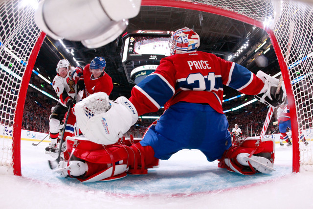 Hockey goalie middle play puck free wallpaper for desktop - medium preview image
