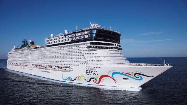 Cruise ship ocean people blue free wallpaper - medium preview image
