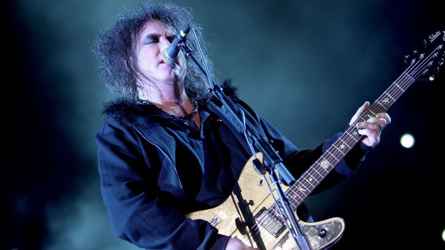 Man guitar stage microphone stand #2 free wallpaper - medium preview image