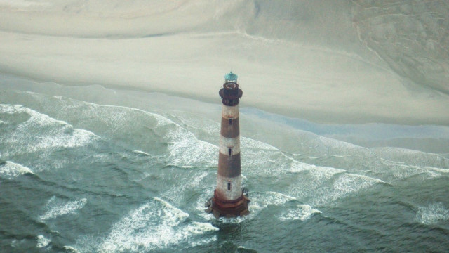 Lighthouse ocean waves blurry sky free wallpaper - medium preview image