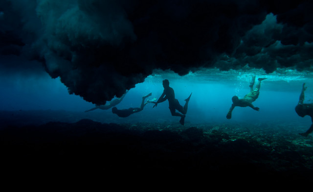 Swimming smoke ocean diving group free wallpaper - medium preview image
