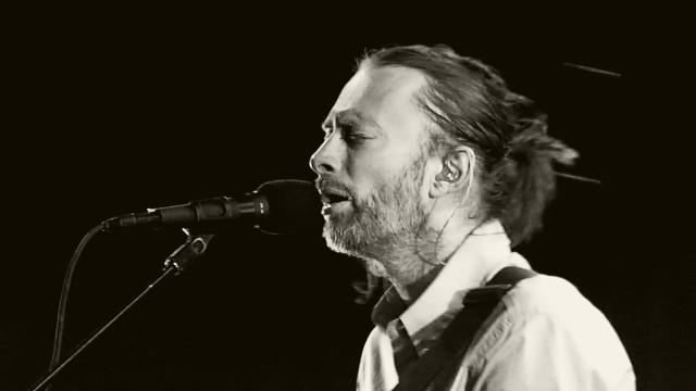 Man beard tie singing microphone free wallpaper - medium preview image