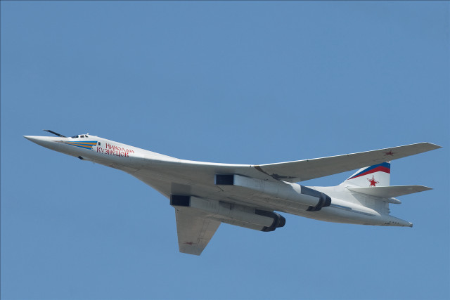 Jet flying blue sky red free wallpaper - medium preview image