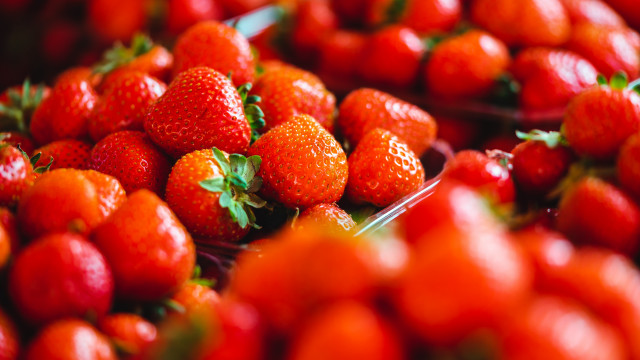 Strawberries bowl closeup blurry background free wallpaper - medium preview image