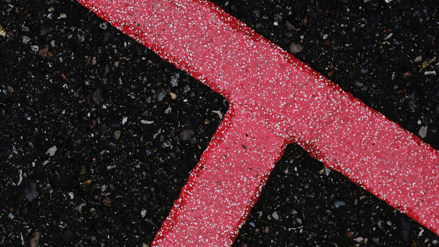 Red arrow gravel black background free wallpaper - medium preview image