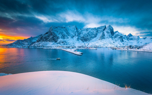 Snowy mountain range lake sunset free wallpaper - medium preview image