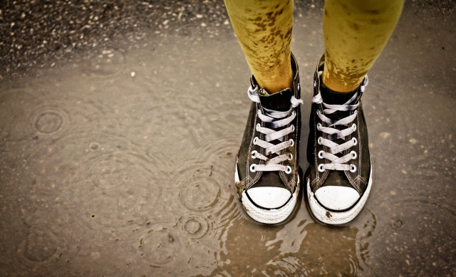 Sneaker reflection yellow pants rain free wallpaper - medium preview image