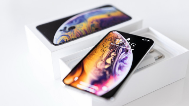 Two iphones in a box free wallpaper - medium preview image