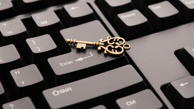 Golden key on keyboard les free wallpaper - medium preview image