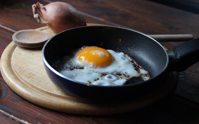 Fried egg pan wooden spoon free wallpaper - medium preview image