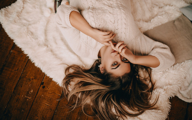 Woman fur coat hair dryer free wallpaper - medium preview image