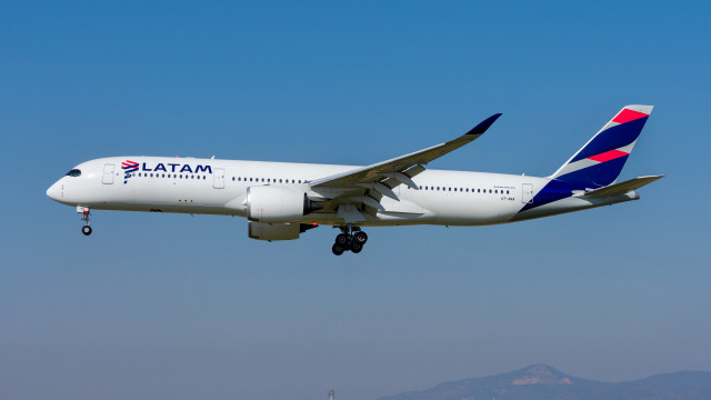 Ei q jetliner mountain sky free wallpaper - medium preview image