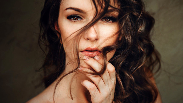 Woman longhair ring hand pose free wallpaper - medium preview image