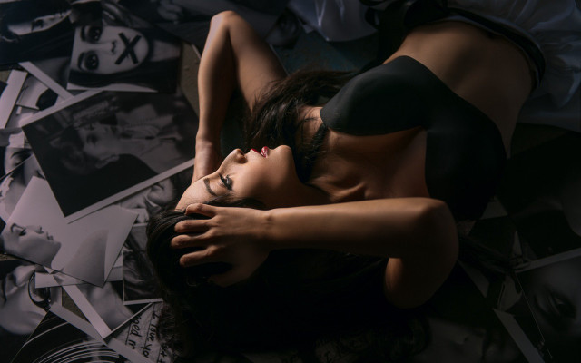 Woman laying bed photoshoot art free wallpaper - medium preview image
