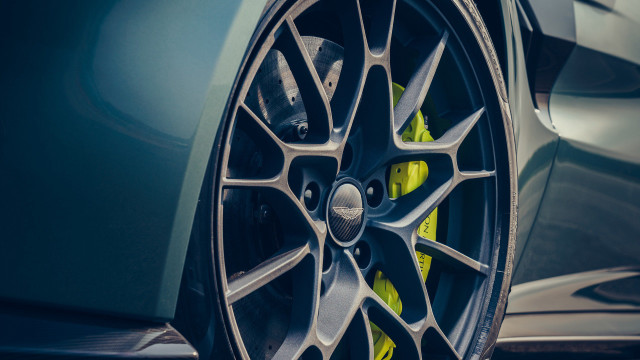 Cobra yellow spokes black rim free wallpaper - medium preview image