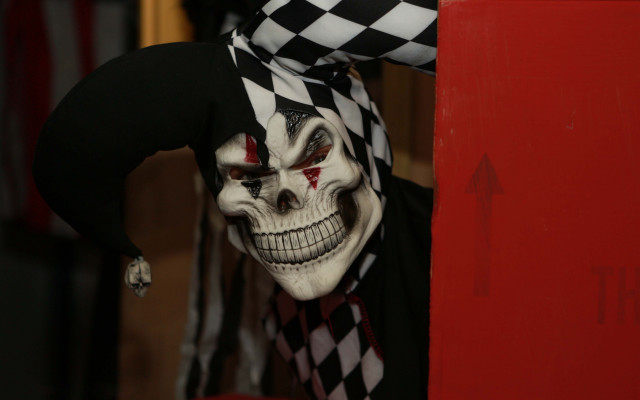 Creepy clown checkered hat illusion free wallpaper - medium preview image