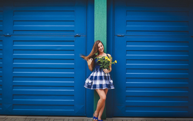 Woman blue wall flower bouquet free wallpaper - medium preview image