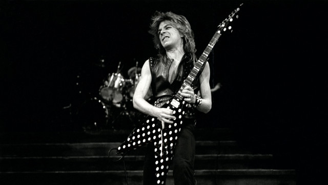 Man guitar stage polka dot free wallpaper - medium preview image
