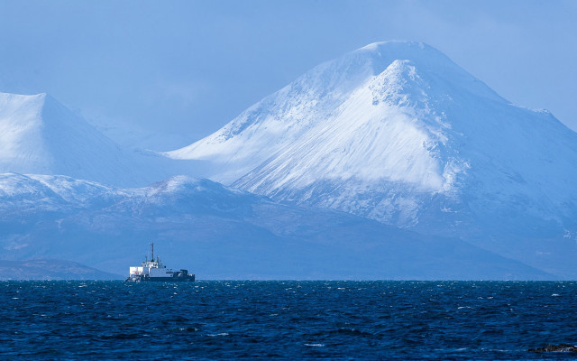 Mountain waterboat tiltshift blue sky free wallpaper - medium preview image