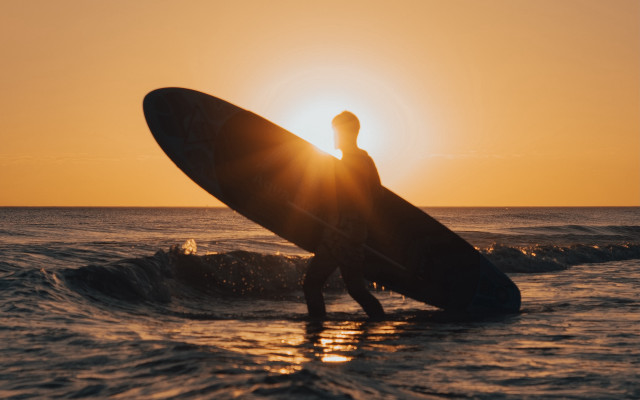 Man surfboard ocean sunset shining free wallpaper - medium preview image