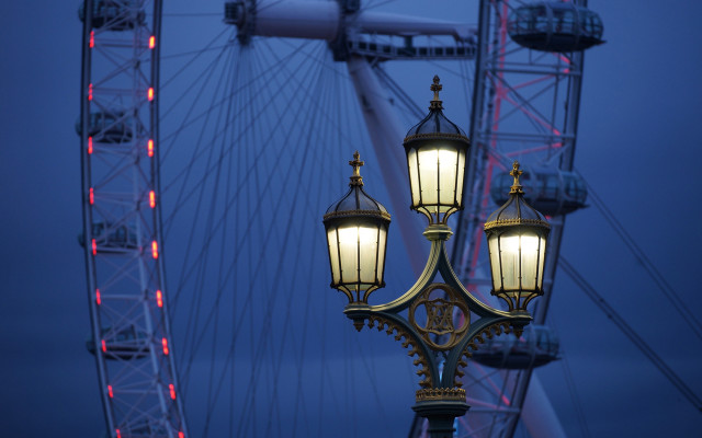 Streetlight ferriswheel night shallowdepth tiltshift free wallpaper - medium preview image