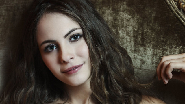 Araceli gilbert mirror pose photorealistic free wallpaper - medium preview image