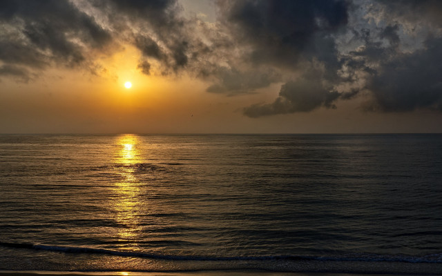 Sunset ocean boat clouds beach free wallpaper - medium preview image