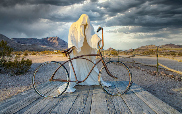 Desert mountain bike wooden platform free wallpaper - medium preview image