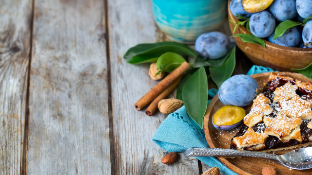 Blueberry pie with blueberries and free wallpaper for desktop - medium preview image