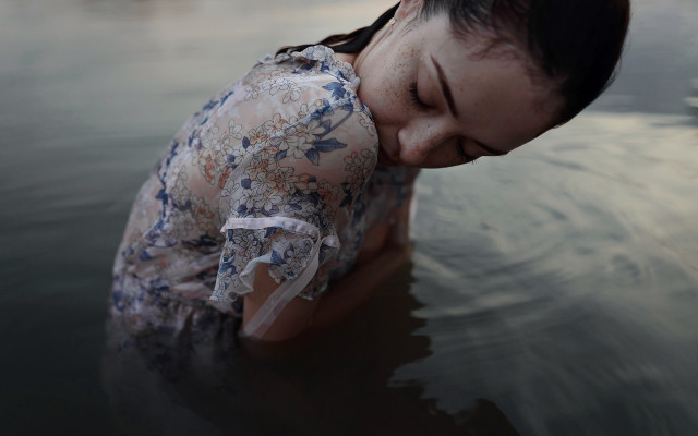 Woman water head hands closed free wallpaper - medium preview image