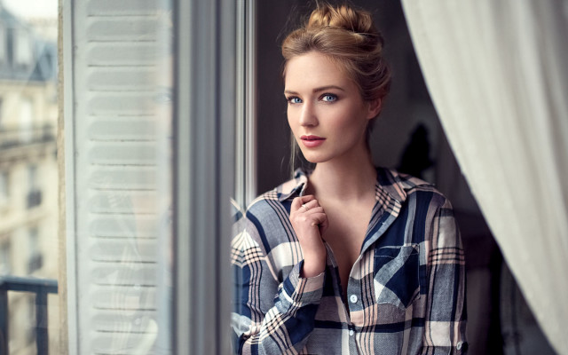Eszter mattioni woman window plaid free wallpaper - medium preview image