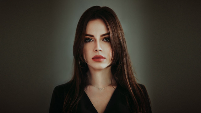 Woman longhair blackshirt portrait lighting free wallpaper - medium preview image