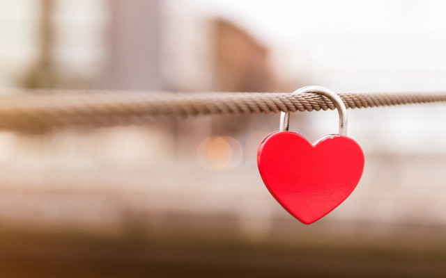 Red heart hanging rope blurry free wallpaper - medium preview image