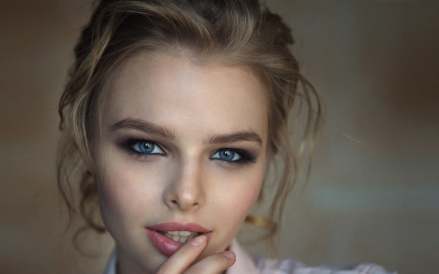 Blue eyes pink shirt portrait free wallpaper - medium preview image