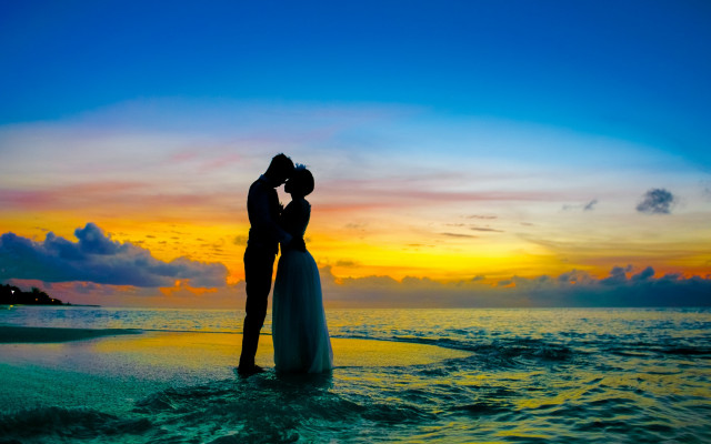 Beach sunset couple kissing clouds free wallpaper - medium preview image