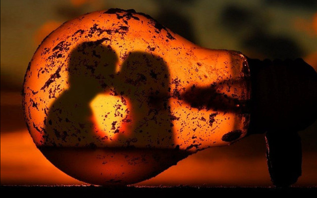 Silhouette lightbulb couple autumn leaves free wallpaper - medium preview image