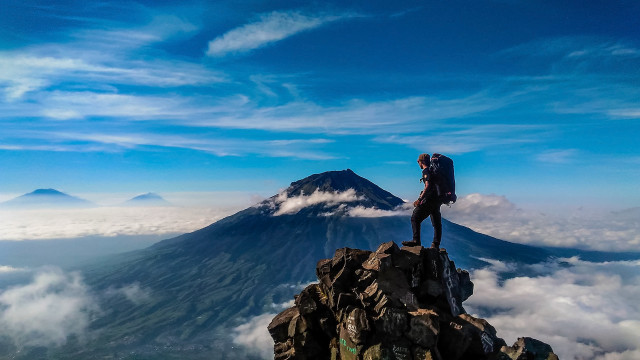 Mountain climber abidin dino sumatraism free wallpaper - medium preview image
