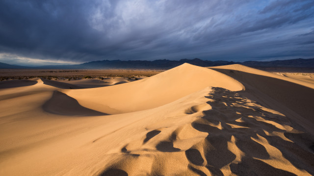 Desert sand dune cloudy sky free wallpaper - medium preview image