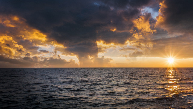 Sunset ocean clouds sunshine diffraction free wallpaper - medium preview image