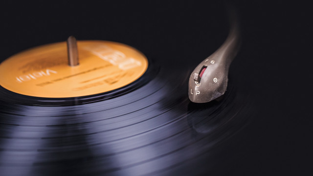 Record player wooden disc analog free wallpaper - medium preview image