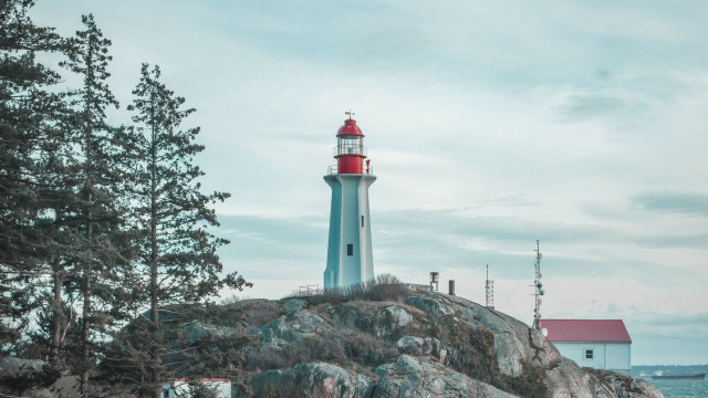 Lighthouse rocky outcropping red roof free wallpaper - medium preview image