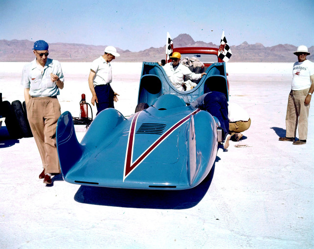 Race car men desert mountains free wallpaper - medium preview image