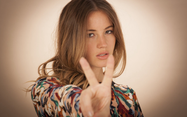Peace sign woman fashion photography free wallpaper - medium preview image