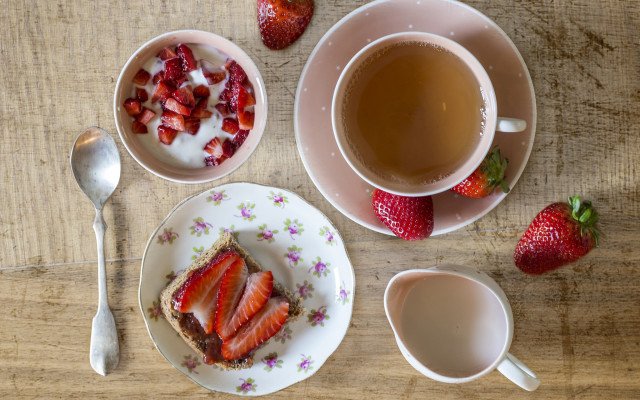 Strawberries tea spoon spoonrest artsandcrafts free wallpaper - medium preview image