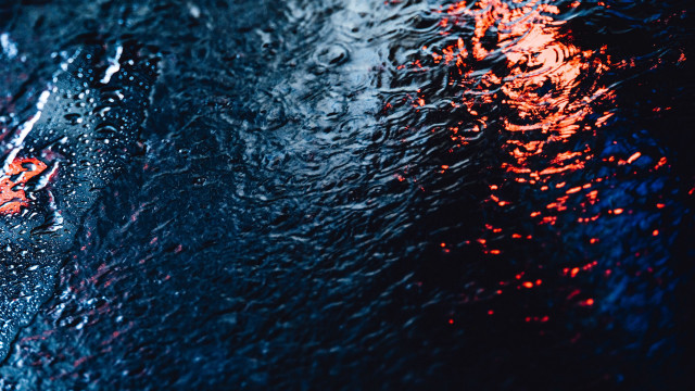 Rainy window red lights reflection free wallpaper - medium preview image