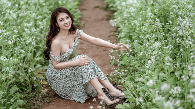 Flower field woman sitting brown free wallpaper - medium preview image