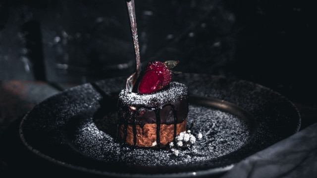 Dessert strawberry plate powdered sugar free wallpaper - medium preview image