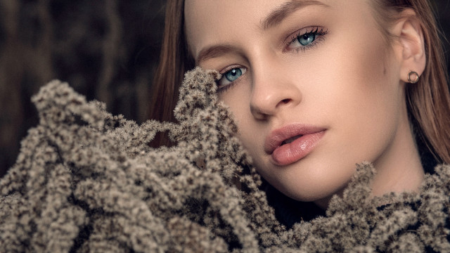 Blue eyes scarf sweater fashion free wallpaper - medium preview image
