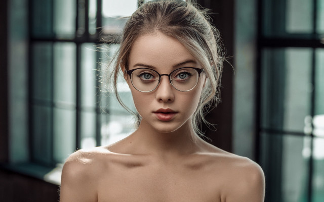 Eszter Mattioni glasses portrait blurry free wallpaper - medium preview image