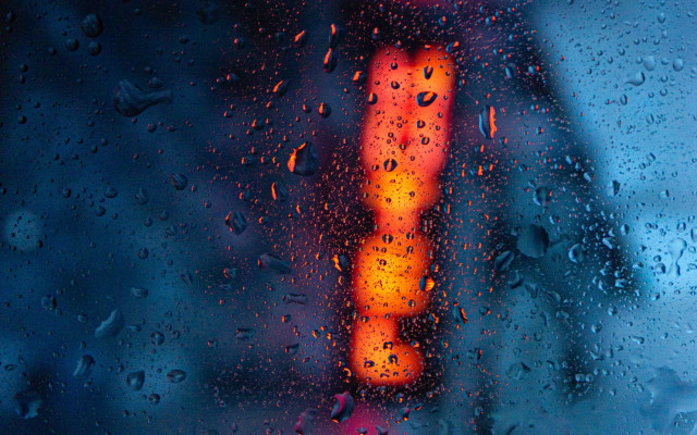 Blurry traffic light rain window #2 free wallpaper - medium preview image
